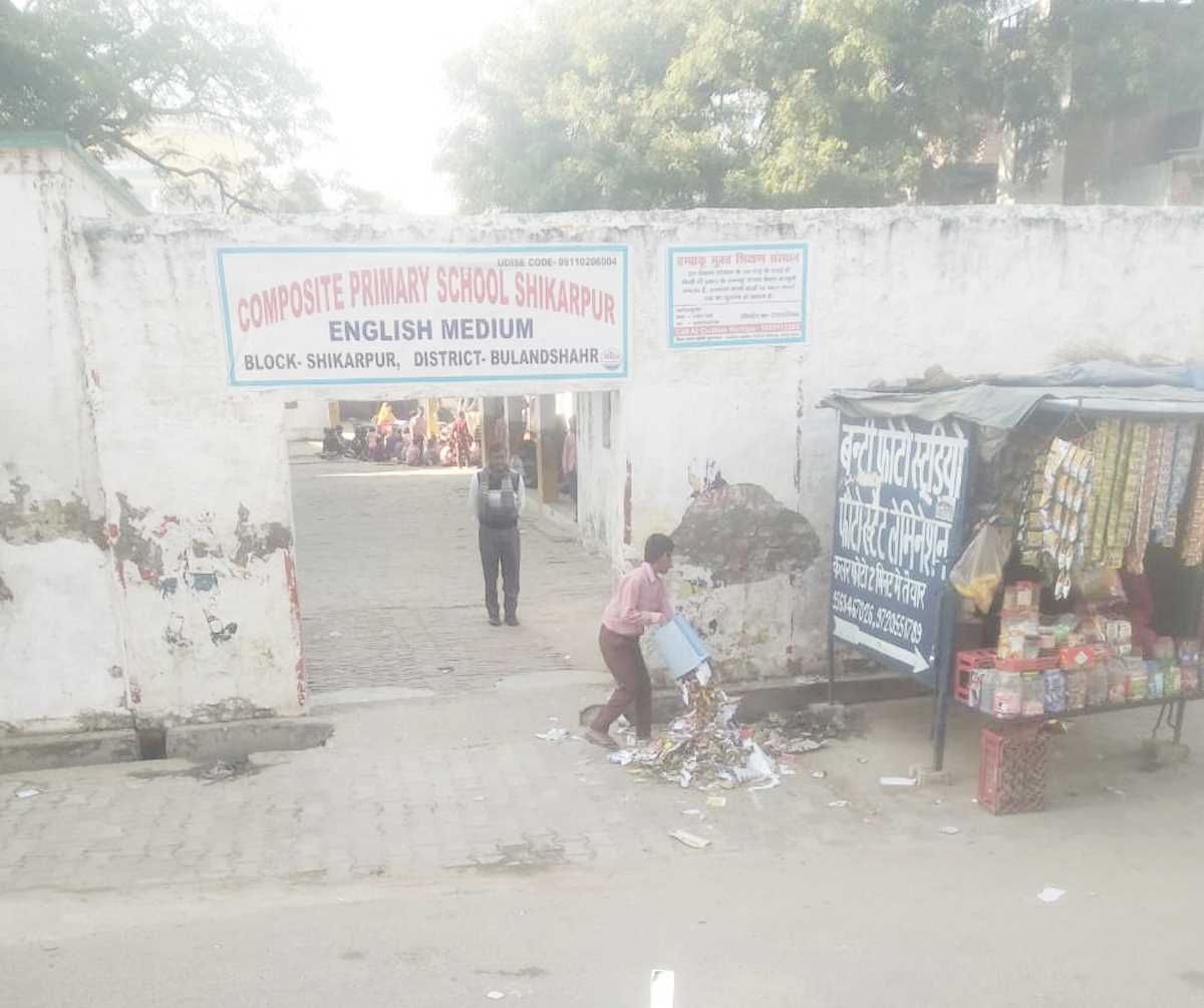 नगर के डीसी प्राथमिक विद्यालय में पढ़ाई की जगह बच्चों से सफाई करा कर फिकवाया जा रहा कूड़ा